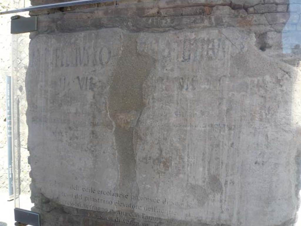 VI 12, Herculaneum, August 2013. Painted graffiti on pilaster at north-east corner of Insula VI, adjacent to the shop at VI.12. Photo courtesy of Buzz Ferebee. This shows the remains of a painted edict on behalf of two local aediles, M. Rufellius Robia and A. Tetteius, to prohibit the dumping of dirt and excrement near to the water tower, to prevent the pollution of the water supply.
